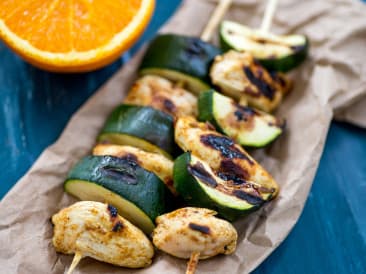 Mariniertes Huhn mit Zucchini am Spieß
