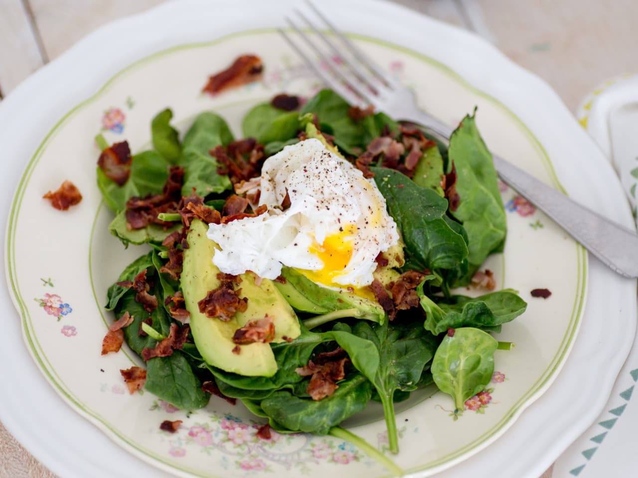 Spinach with bacon and poached egg