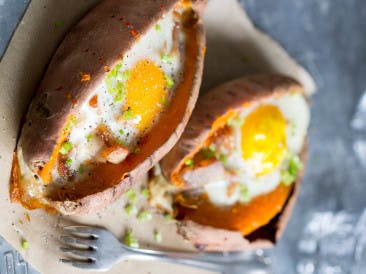 Stuffed sweet potato with bacon and egg