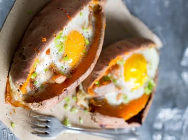 Gefüllte Süßkartoffel mit Speck und Ei
