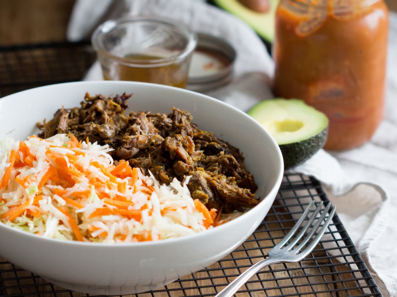 Carne de cerdo a la barbacoa con ensalada de col