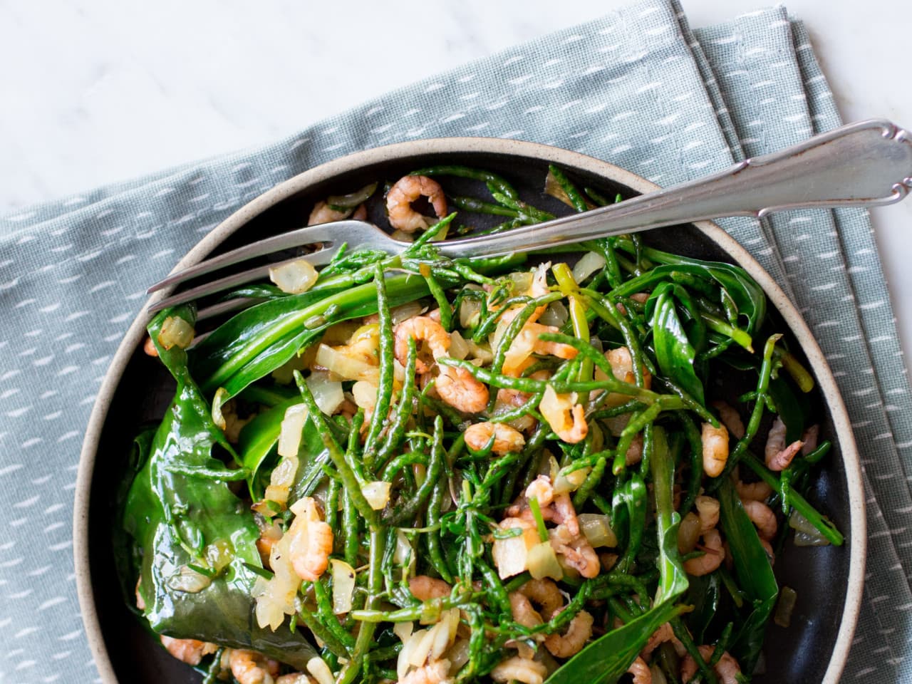 Verduras de mar saladas con camarones holandeses