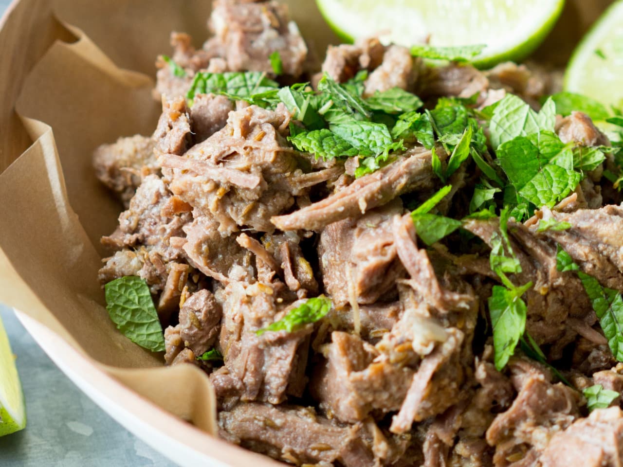 Carne de res tirada con menta y lima