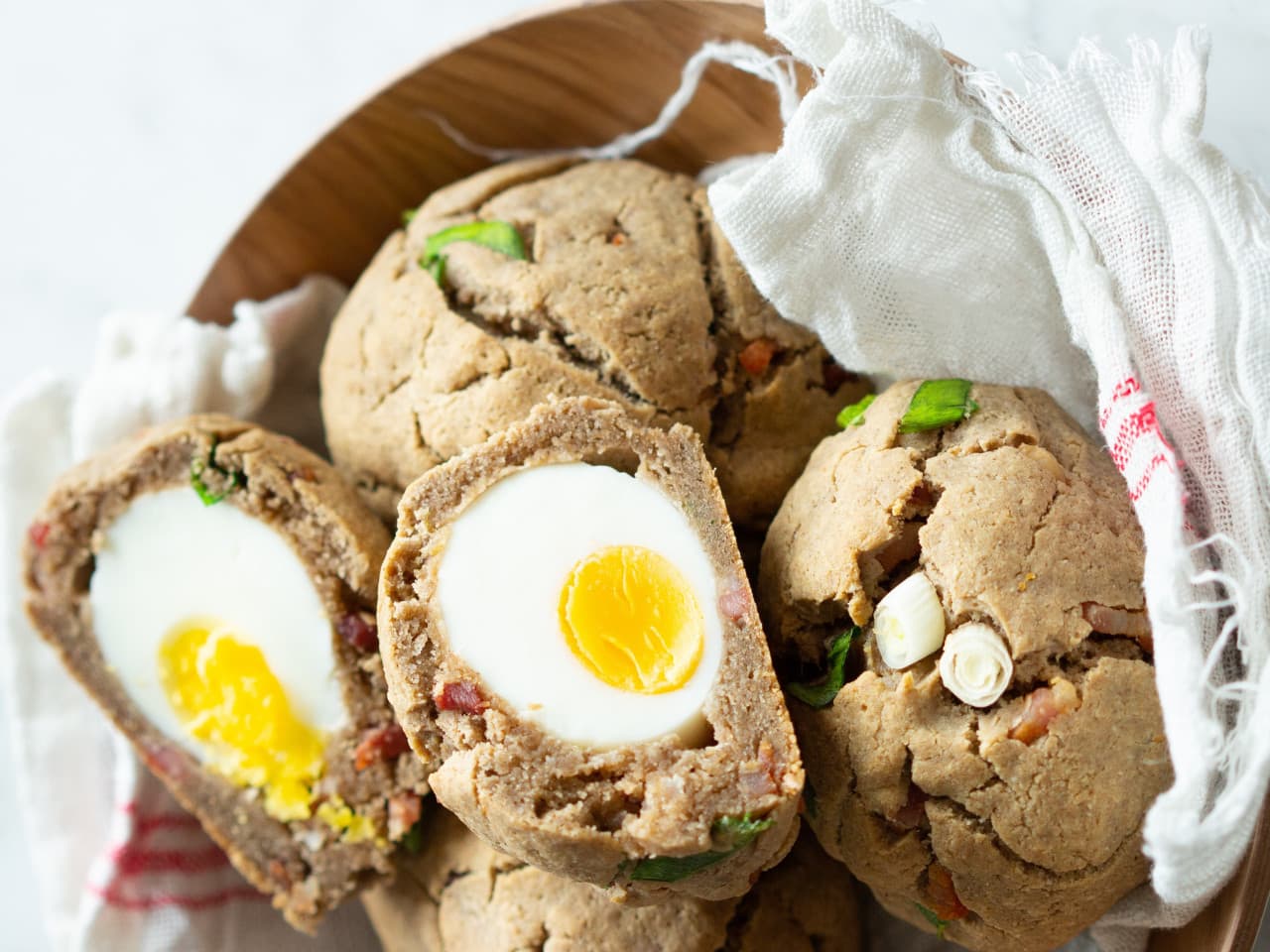 Paleo relleno de pan de pascua con tocino y huevo