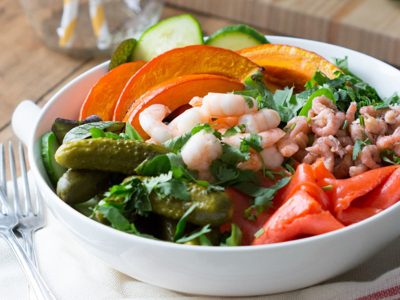 Ensalada de pescado fresco con calabaza asada