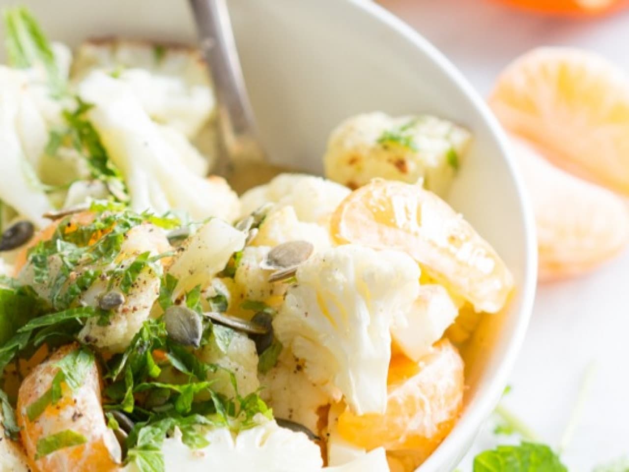 Ensalada de coliflor con mandarina y menta
