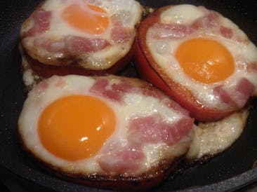 Eggs in bell pepper rings with bacon
