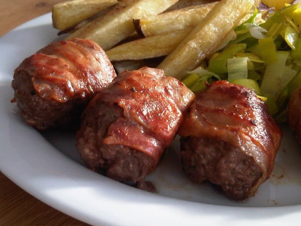 Rollos de carne picada con dátiles y tocino