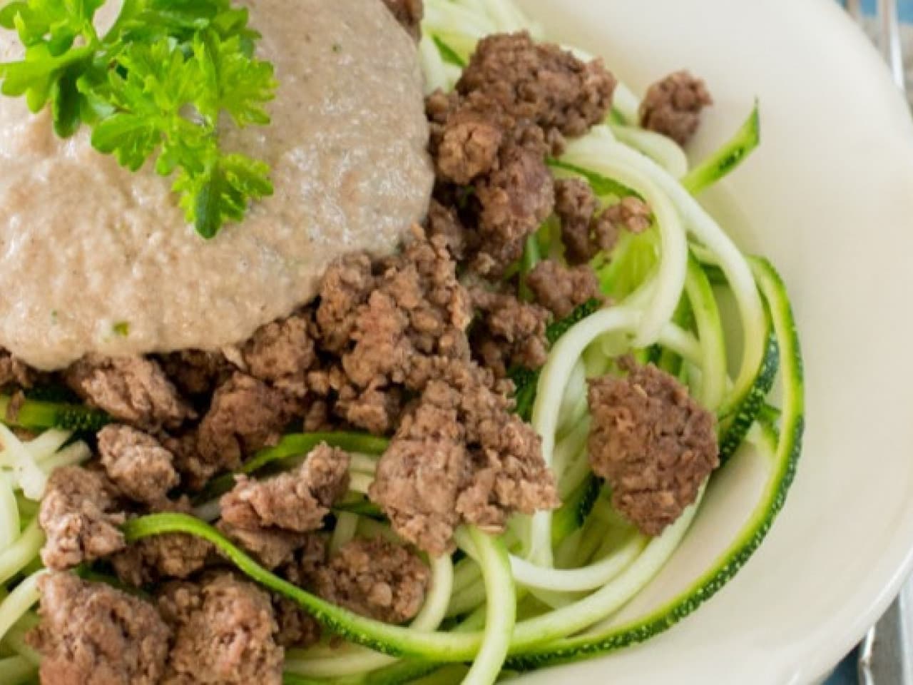 Paleo servido con salsa de crema de champiñones