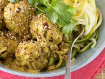 Truthahnfleischklöschen mit Zucchinispaghetti