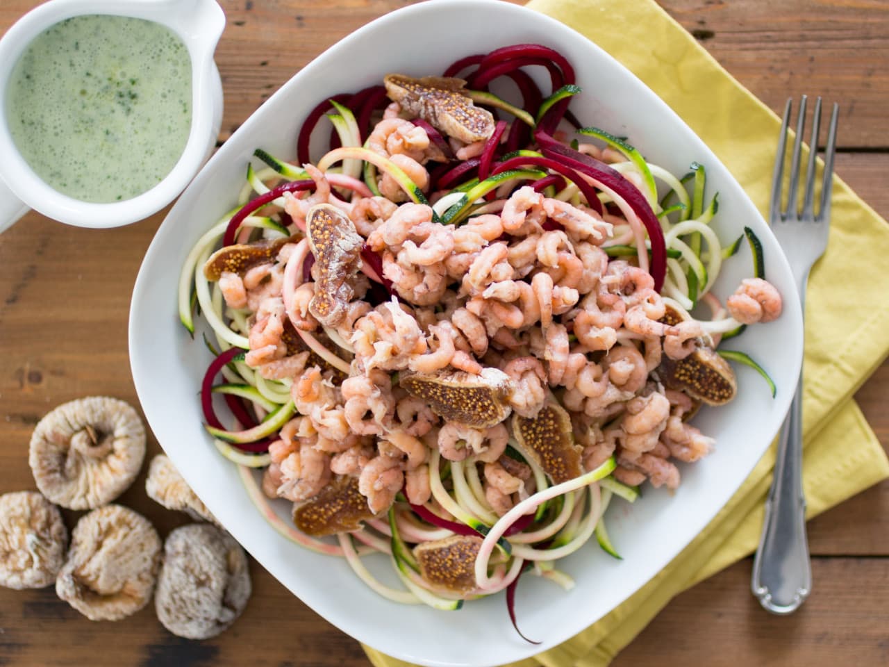 Ensalada de calabacín con camarones y aderezo de menta