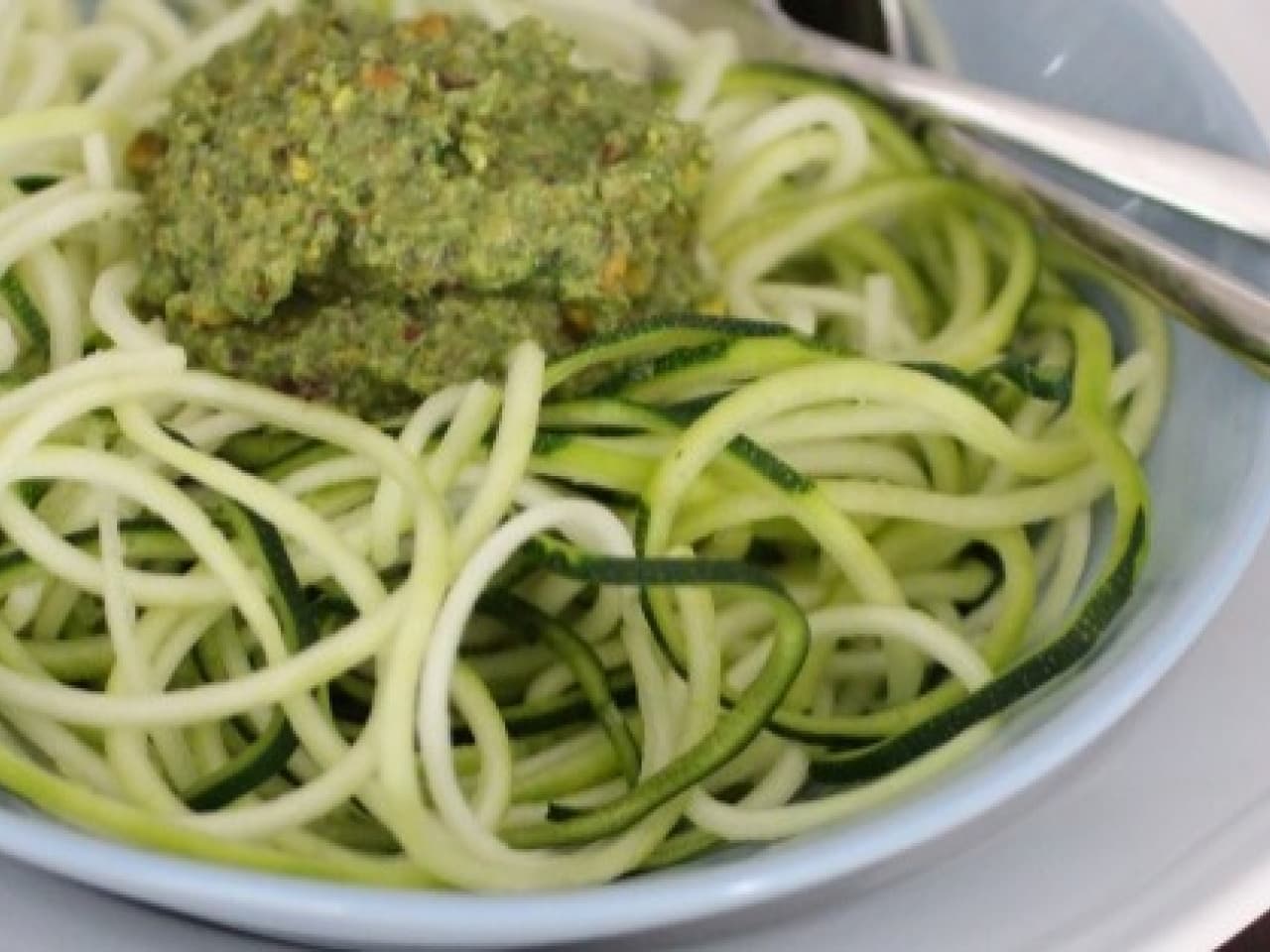 Fideos de calabacín con pesto de pistacho
