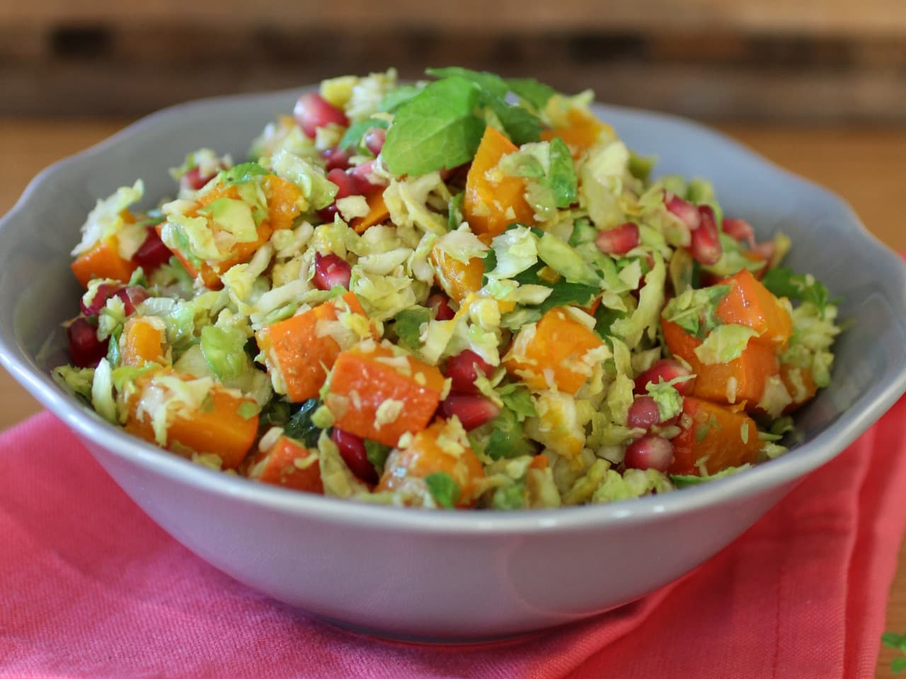 Ensalada de coles de Bruselas con granada