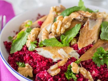 Rote-Beete-Couscous mit geräucherter Makrele
