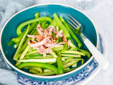 Green vegetable pan with bacon