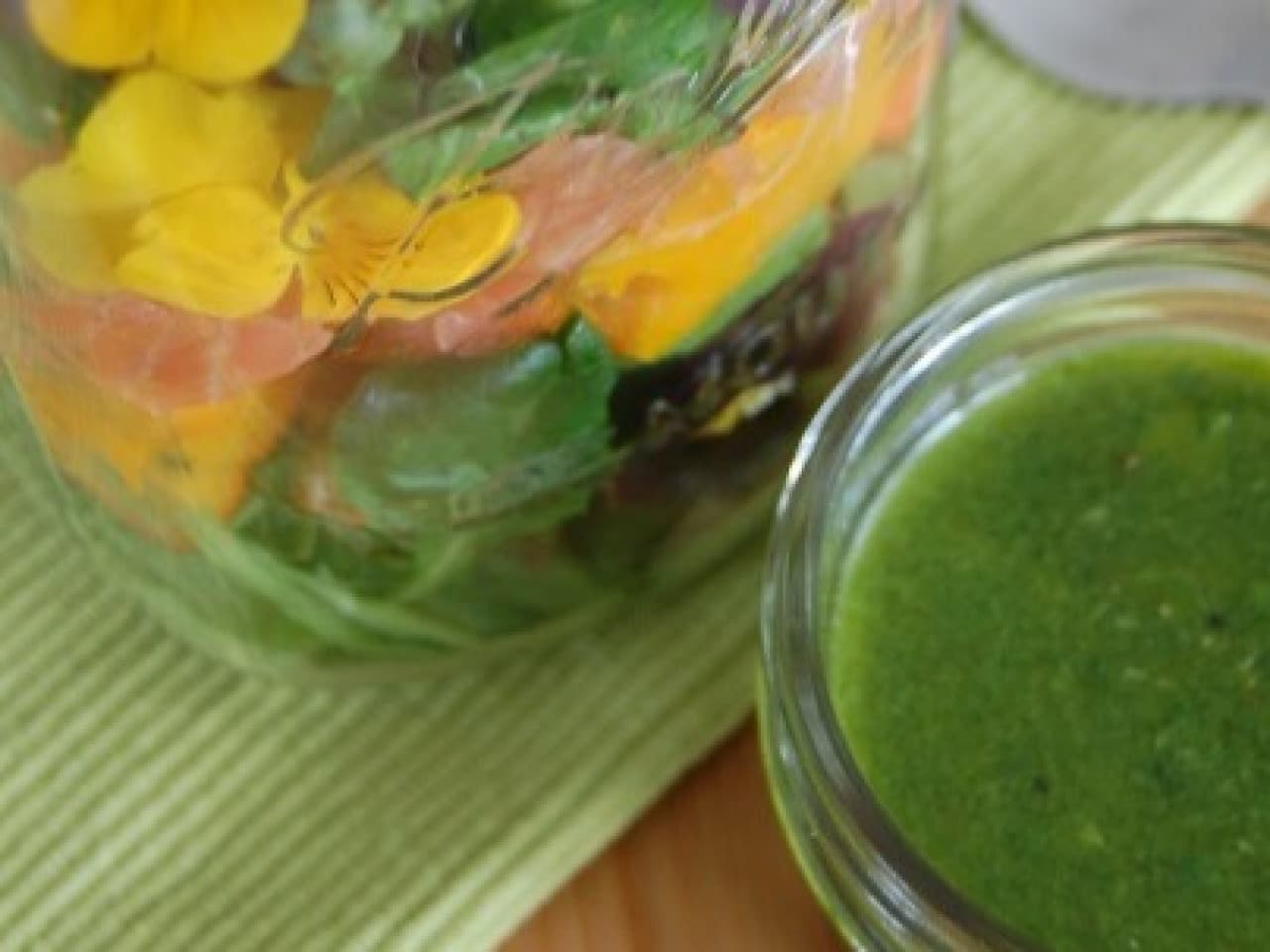 Ensalada de salmón ahumado con aderezo de pesto