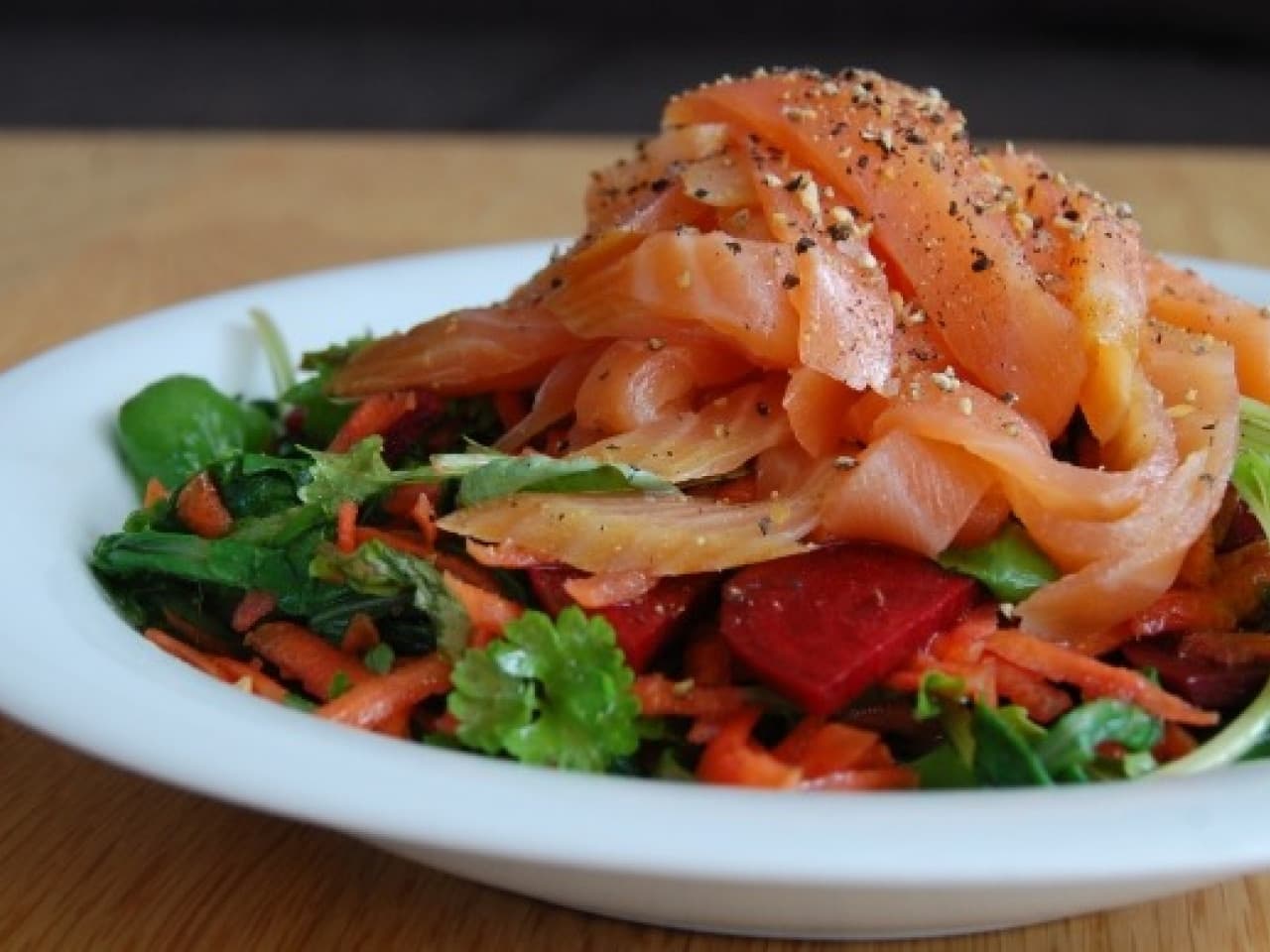 Spring salad with smoked salmon