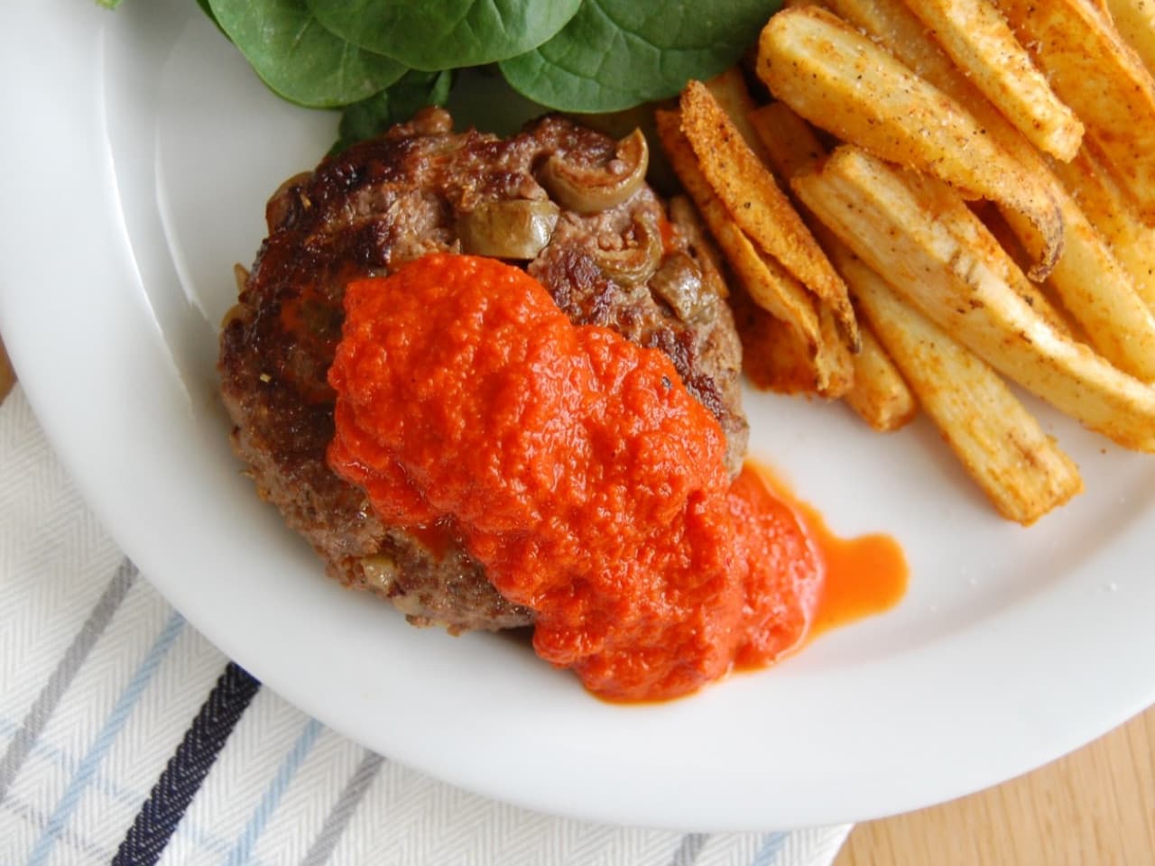 Hamburguesas italianas con salsa de pimienta asada