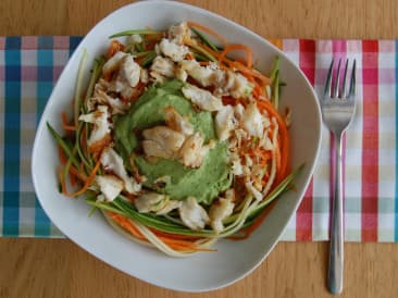 Zucchini-Karotten-Nudeln mit Kabeljau-Avocado-Dressing