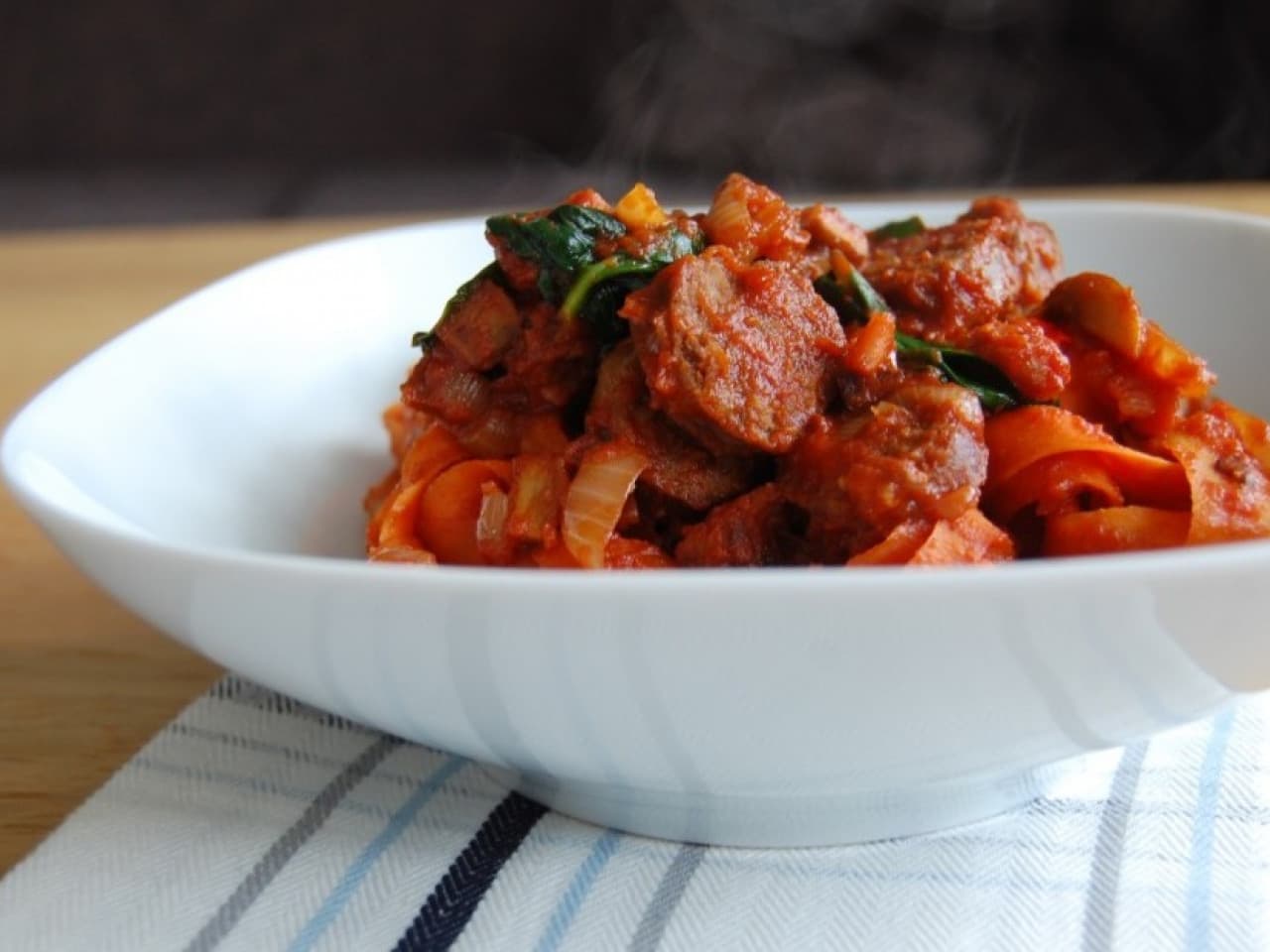 Pasta de zanahoria con tocino, salchicha y salsa de tomate