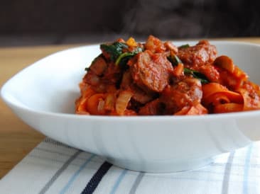 Karottenpasta mit Speck, Wurst und Tomatensauce