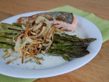 Asparagus with salmon and garlic-dill sauce