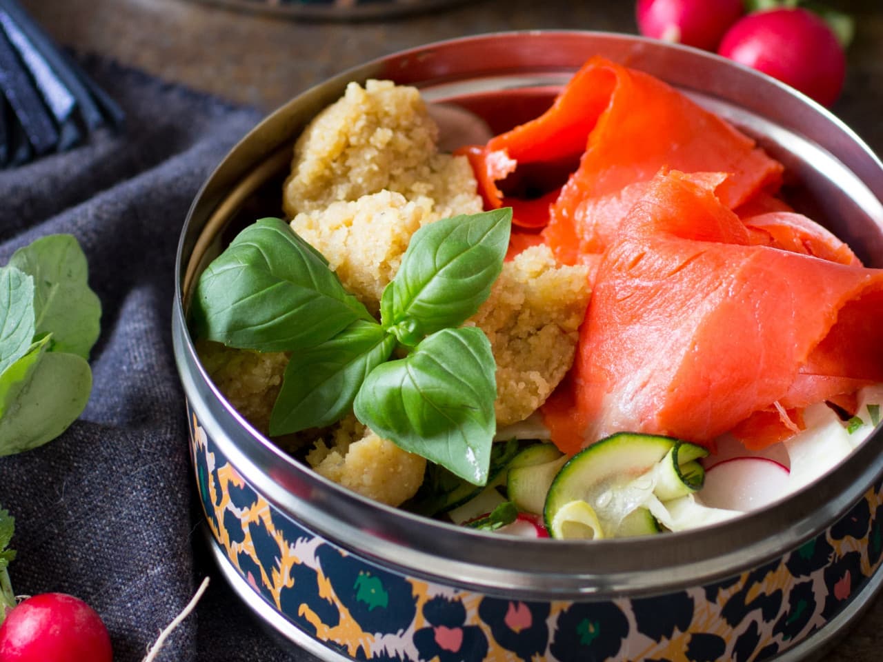 Vegetales marinados con queso crema y salmón