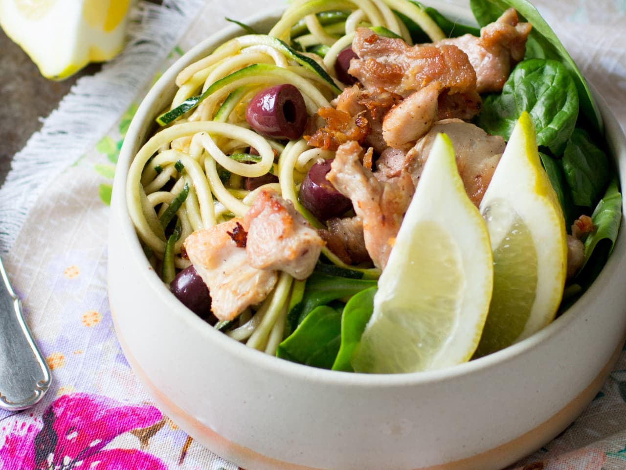 Tazón de pollo al limón con calabacín