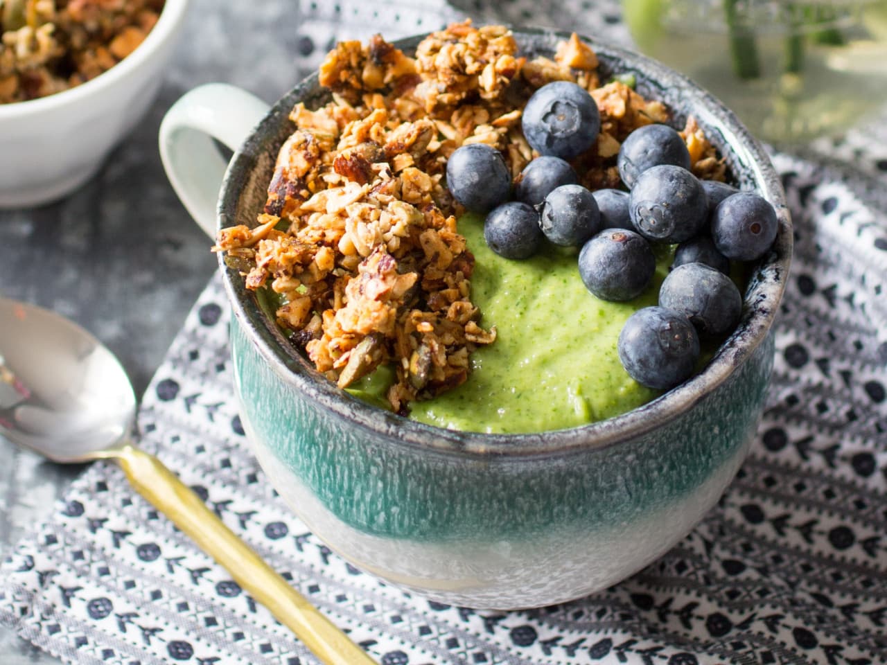 Tazón de batido verde con cruesli