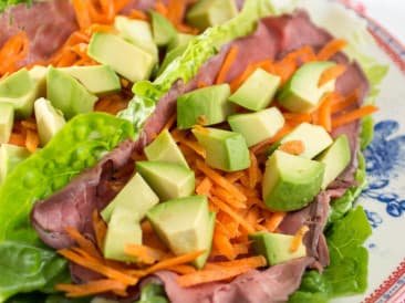 Salat-Wraps mit Roastbeef
