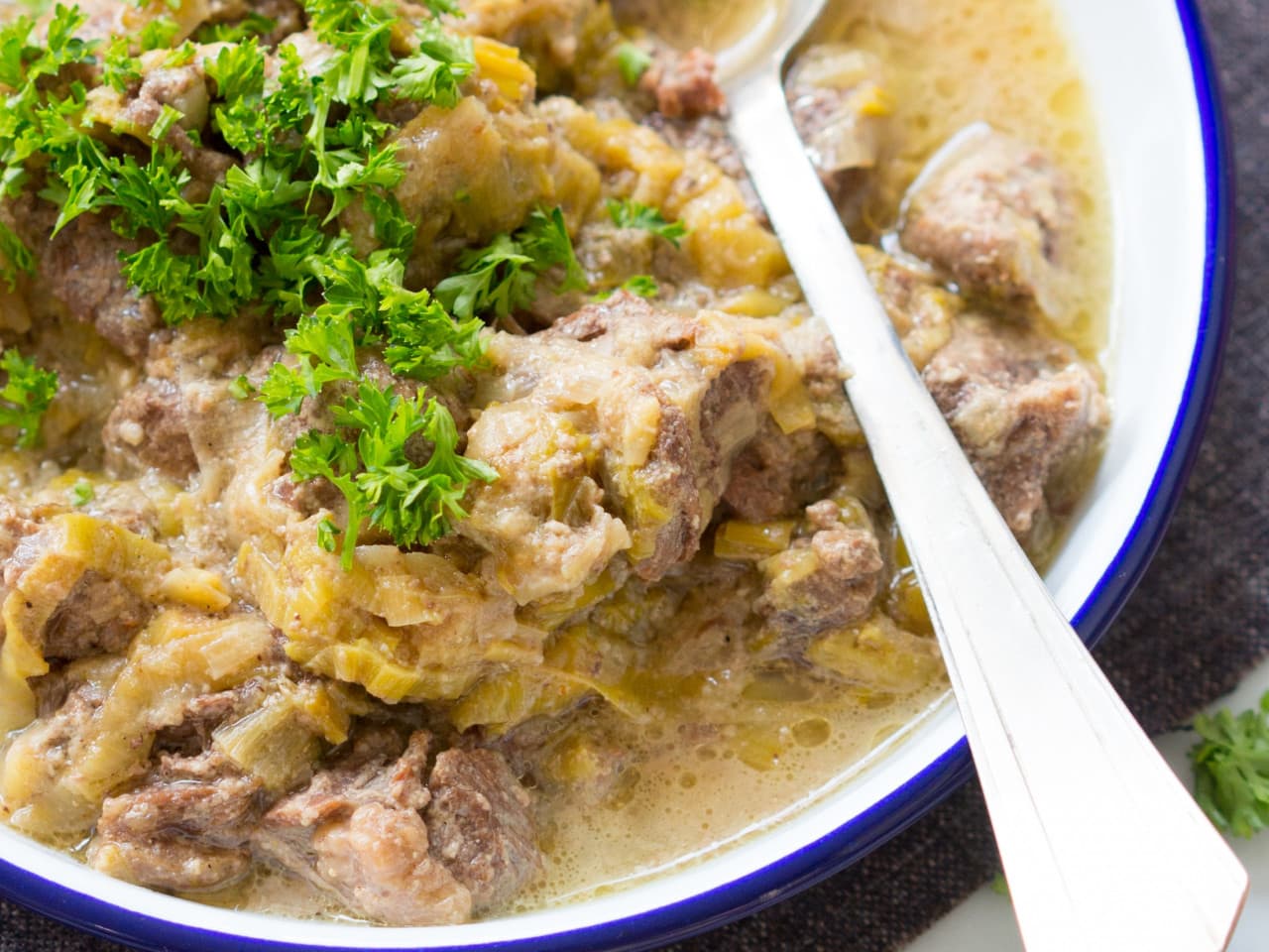 Ternera en salsa de mostaza y puerro