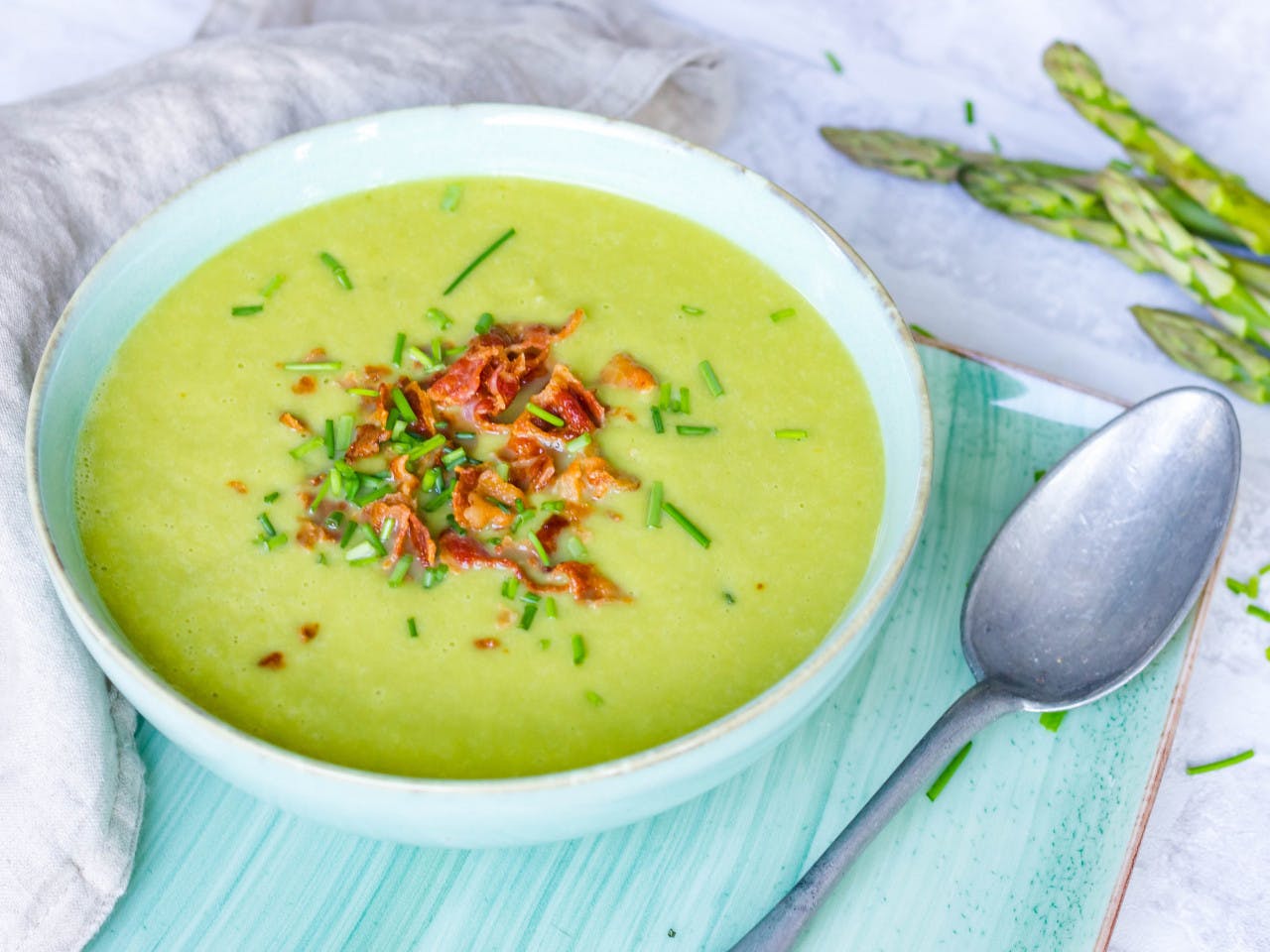 Green asparagus soup with bacon