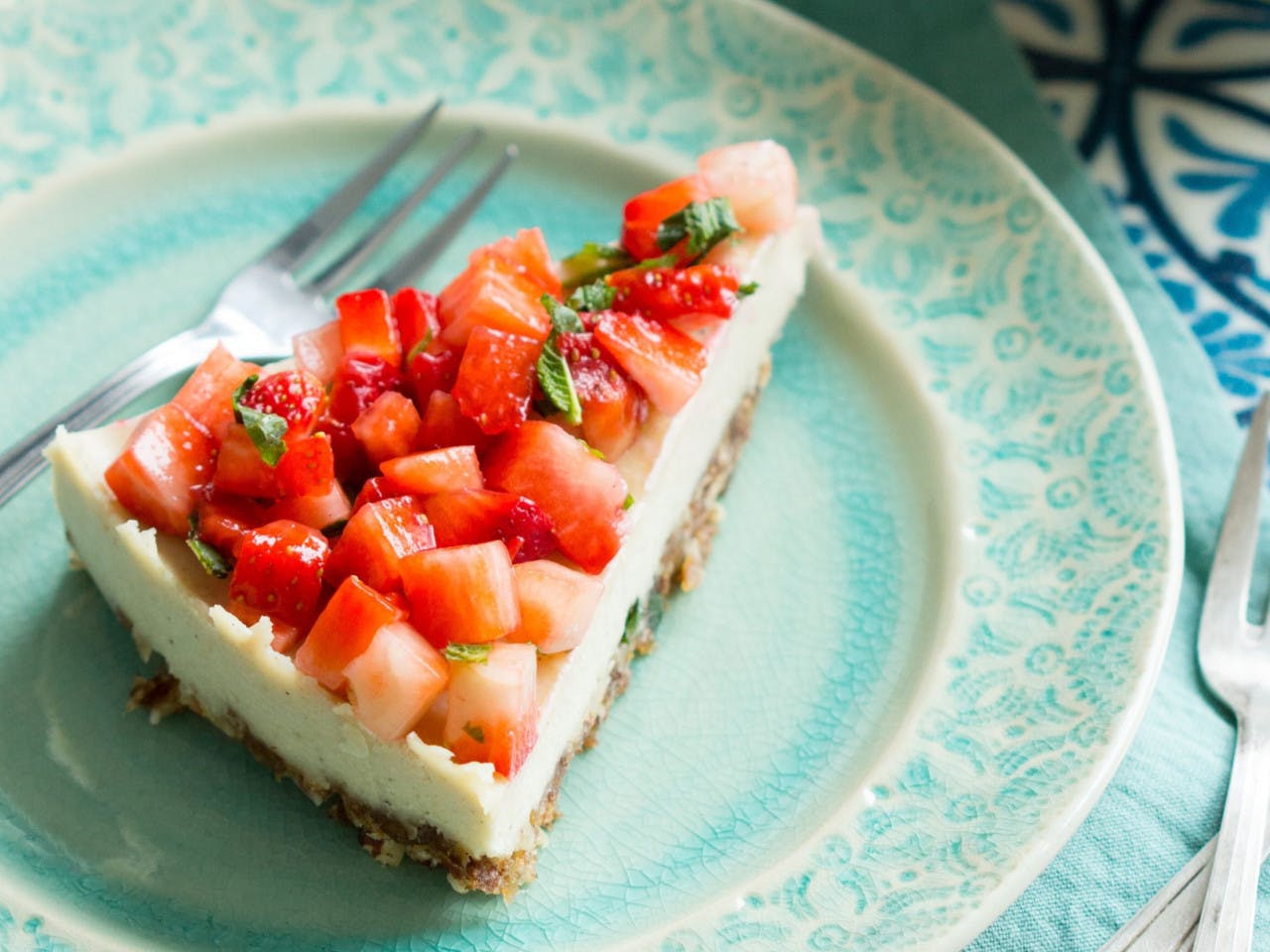 Lemon cheesecake with strawberries and mint