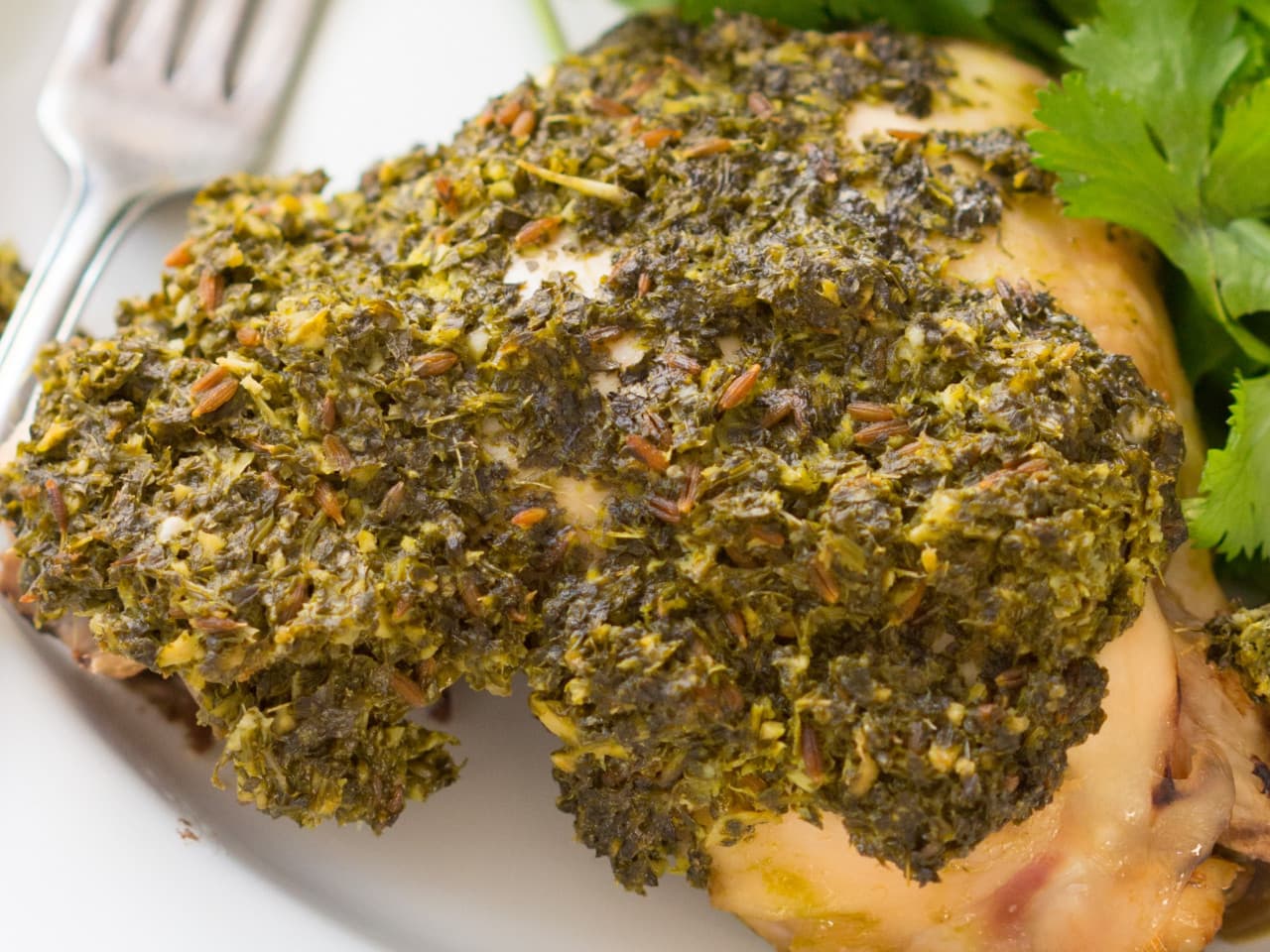 Pollo en salsa de hierbas verdes