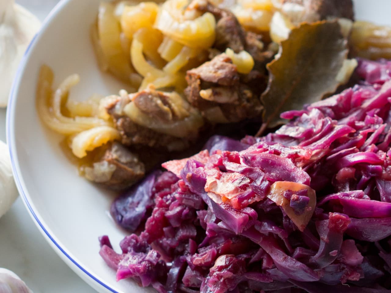 Repollo rojo con manzanas