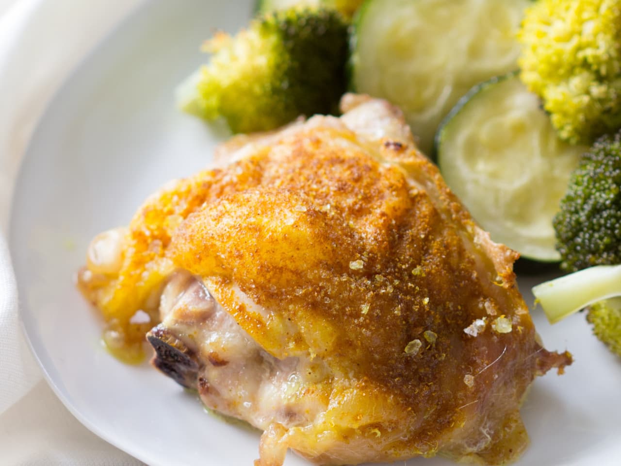 Muslos de pollo fáciles con vegetales verdes