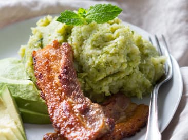 Grünes Püree mit Schweinebauchstreifen
