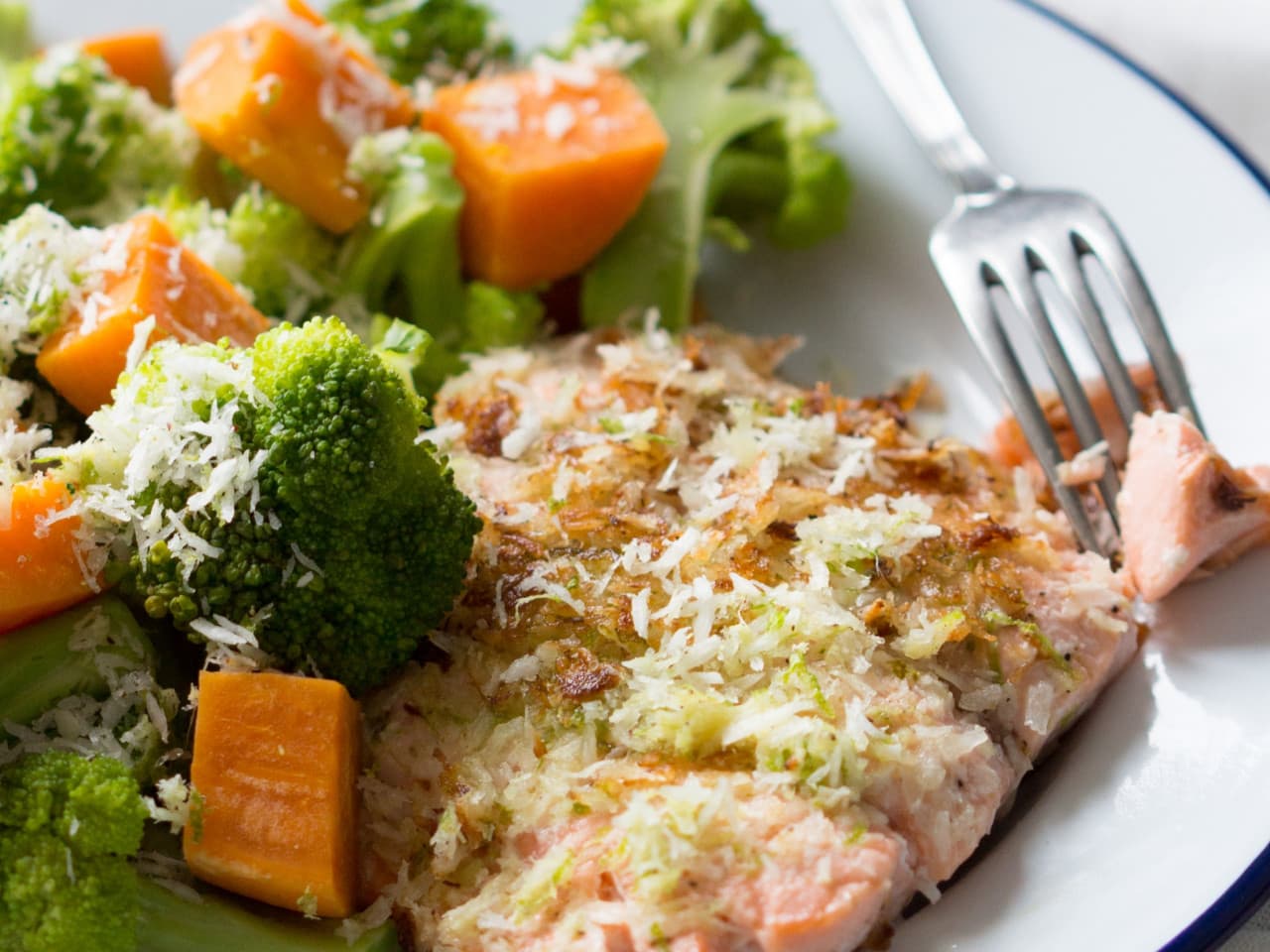 Salmón con corteza de coco y verduras al vapor.