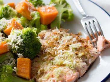 Lachs mit Kokosnusskruste mit gedünstetem Gemüse