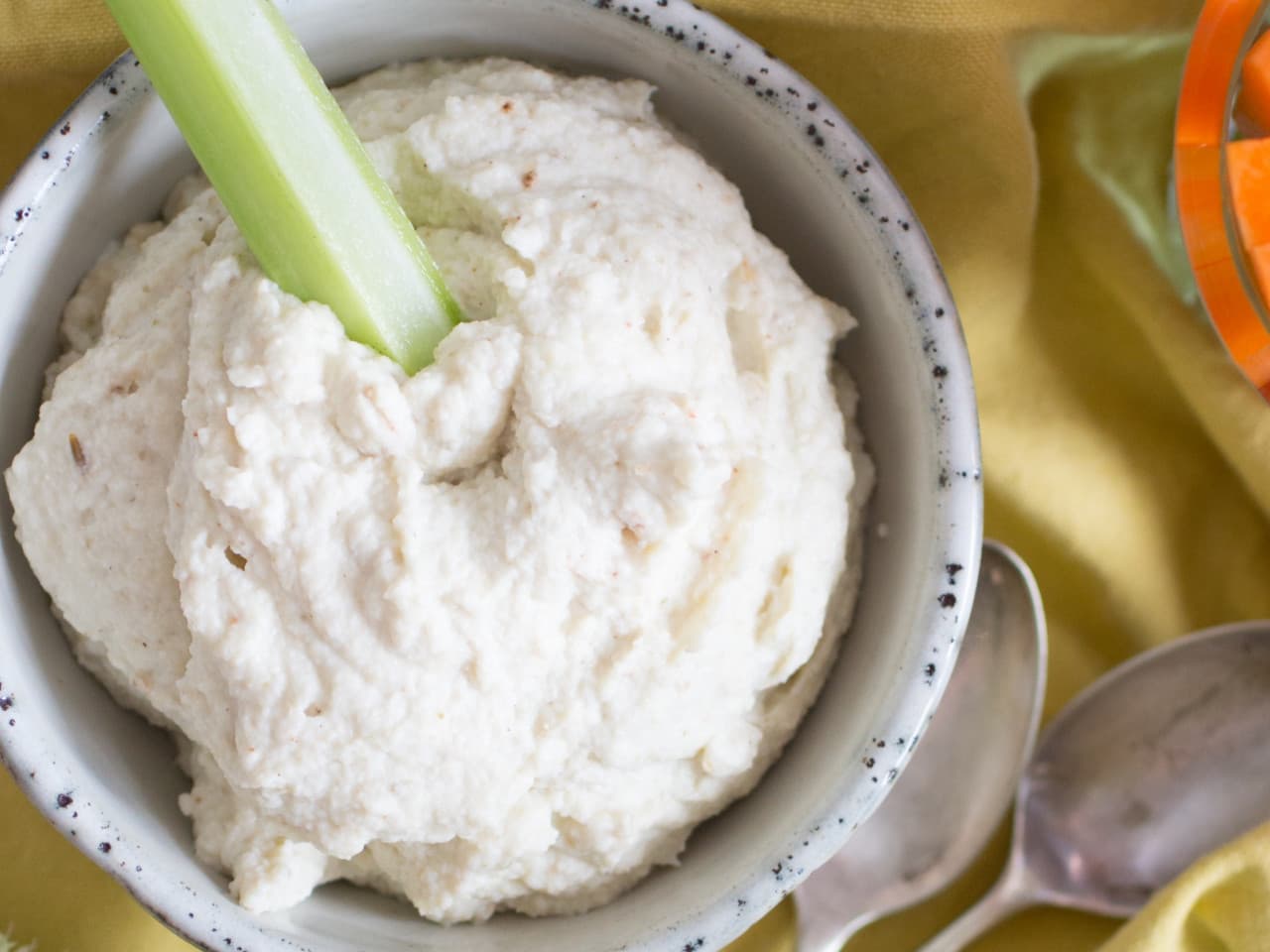 Hummus con palitos de verduras