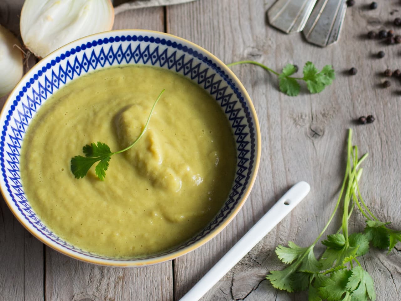 Sopa de coliflor con curry y manzana