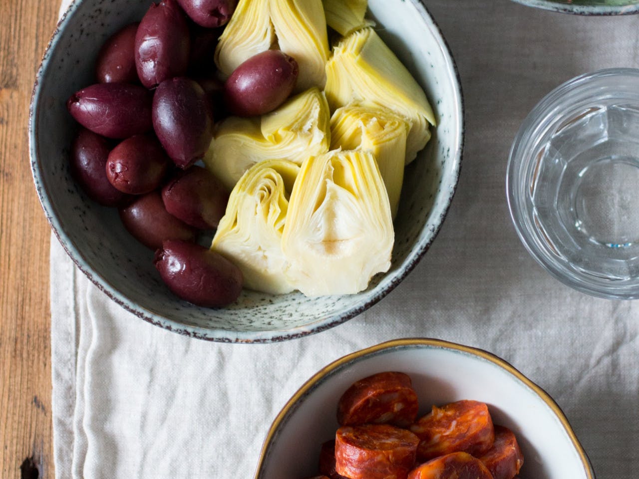 Lettuce with artichoke hearts and chorizo