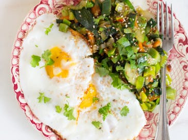 Eggs with fast vegetables