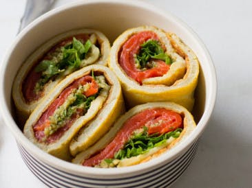 Omelet rolls with pesto and salmon
