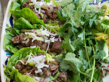 Lettuce tacos with seasoned minced meat