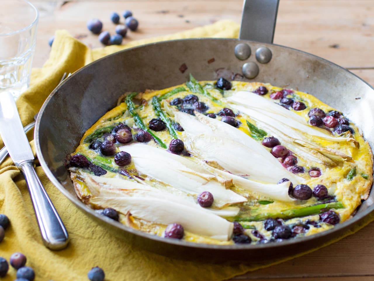 Tortilla de achicoria con espárragos y arándanos