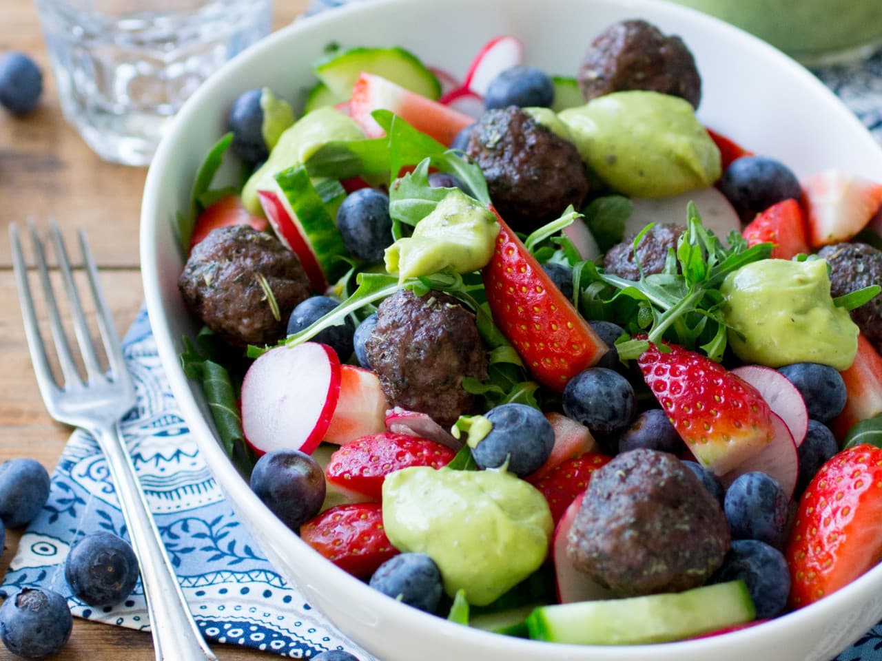 Ensalada de frutas de verano con albóndigas griegas