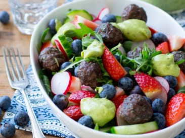 Sommerfruchtsalat mit griechischen Fleischbällchen