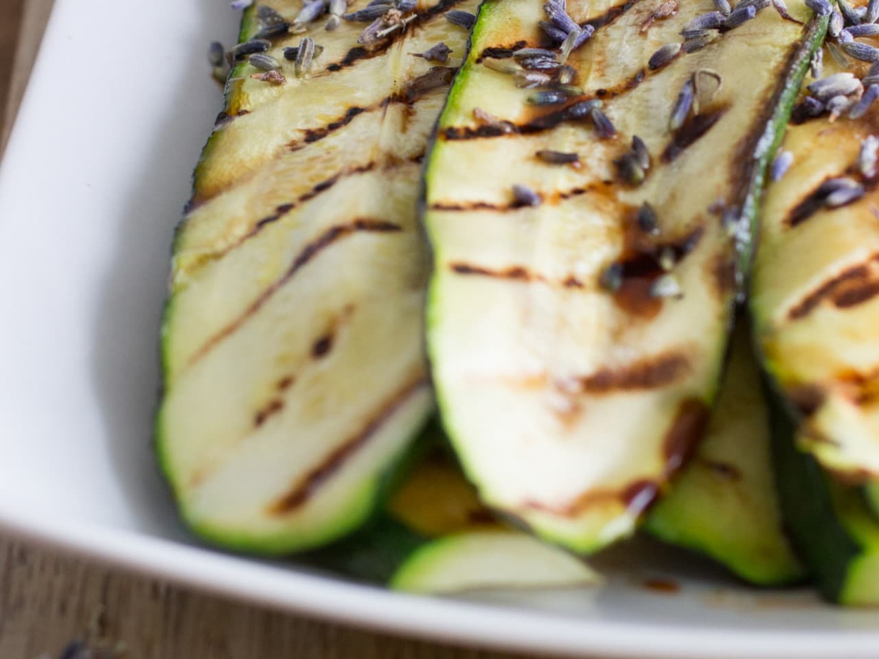 Gegrilde courgette met lavendel