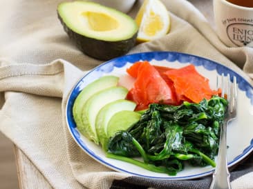 Smoked salmon with spinach and avocado